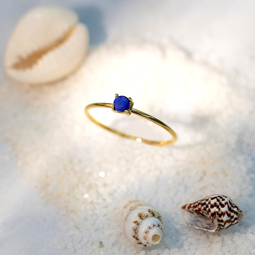 Minimalistyczny pierścionek z lapis lazuli, złoty