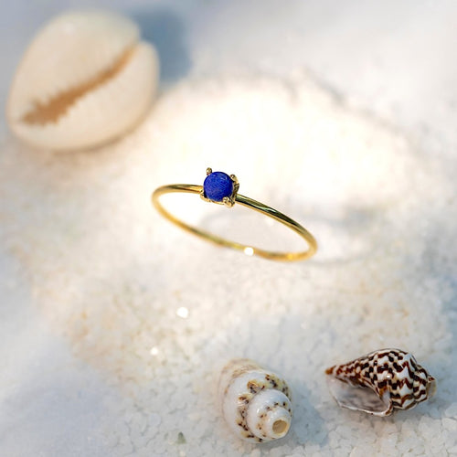 Minimalistyczny pierścionek z lapis lazuli, złoty