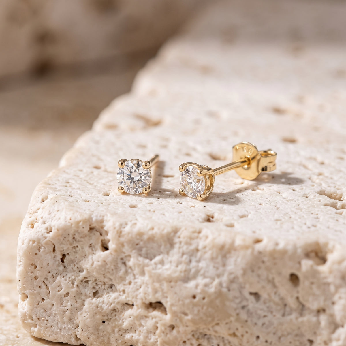 Orecchini a bottone con piccolo diamante in oro massiccio 14K