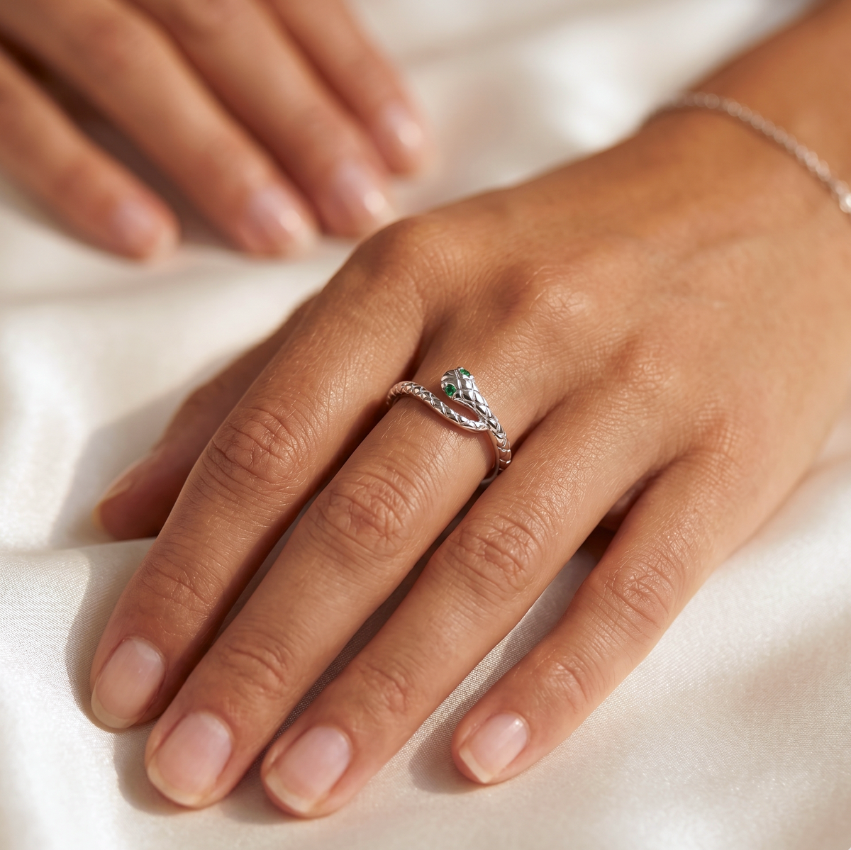 Teksturert slange-ring sølv