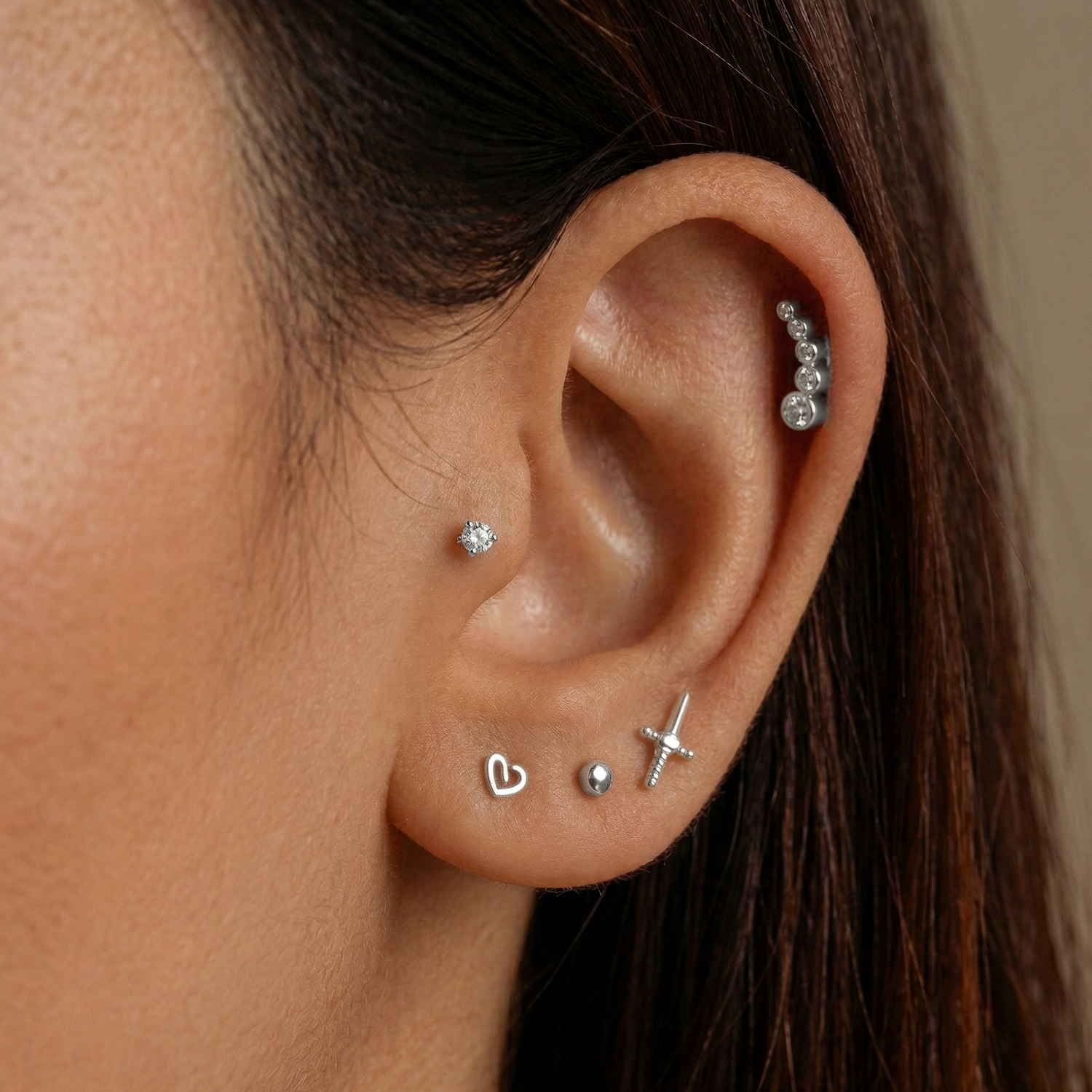 Pendiente Labret de hilo interno con daga mini de oro macizo 14K