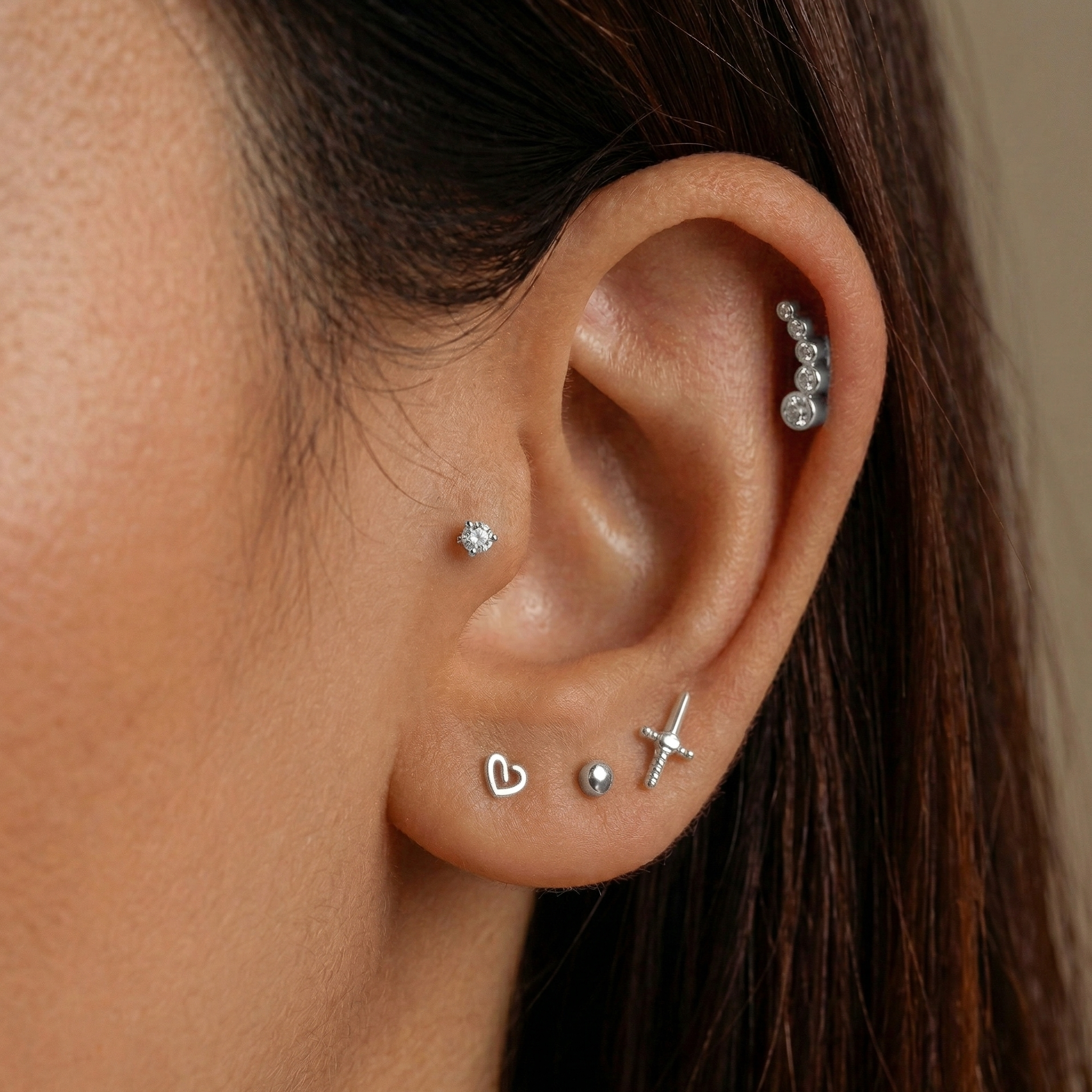 Pendiente Labret de hilo interno con daga mini de oro macizo 14K