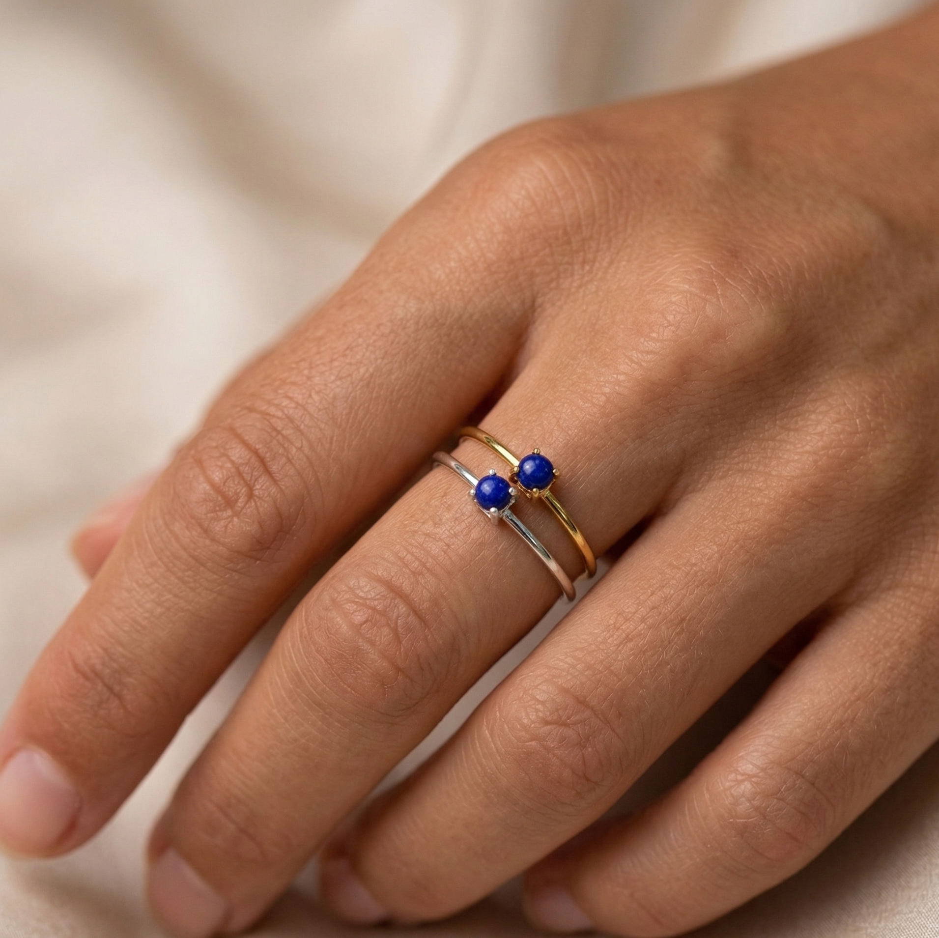 Minimalistyczny pierścionek z lapis lazuli, złoty