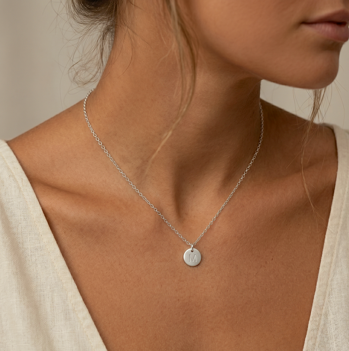 Kalung Disk Inisial yang Dipersonalisasi