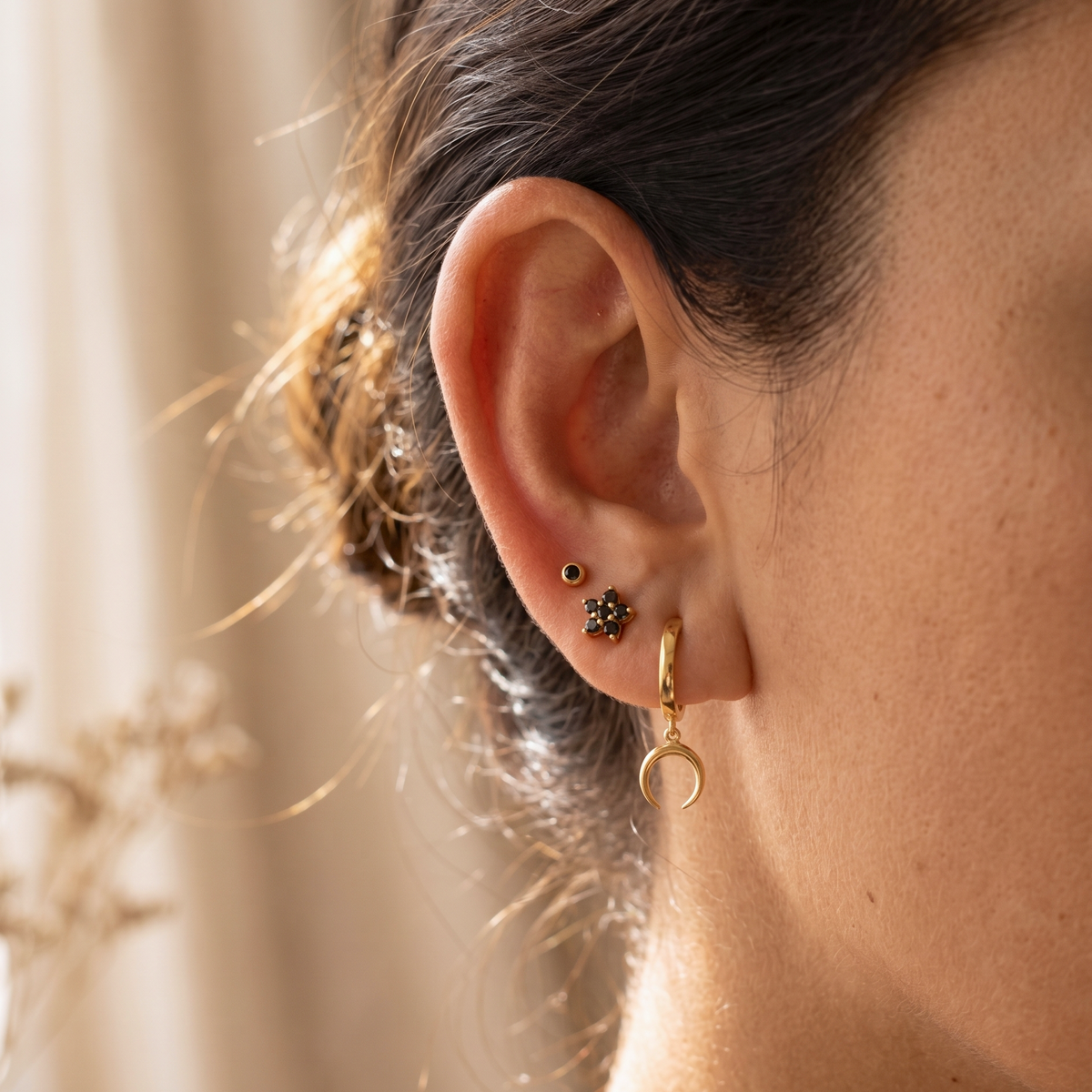 Mini svarta bezel-stud örhängen
