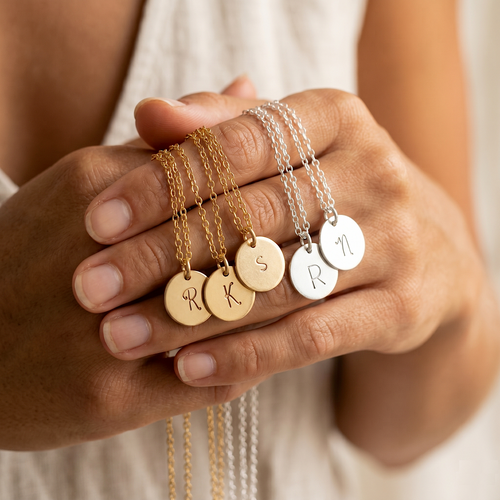 Kalung Disk Inisial yang Dipersonalisasi