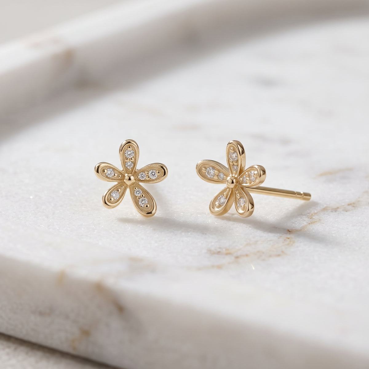 ต่างหูสตัดเพชรแบบปาเว่ Floraison ทองแท้ 14K
