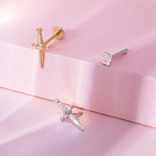 Pendiente Labret de hilo interno con daga mini de oro macizo 14K