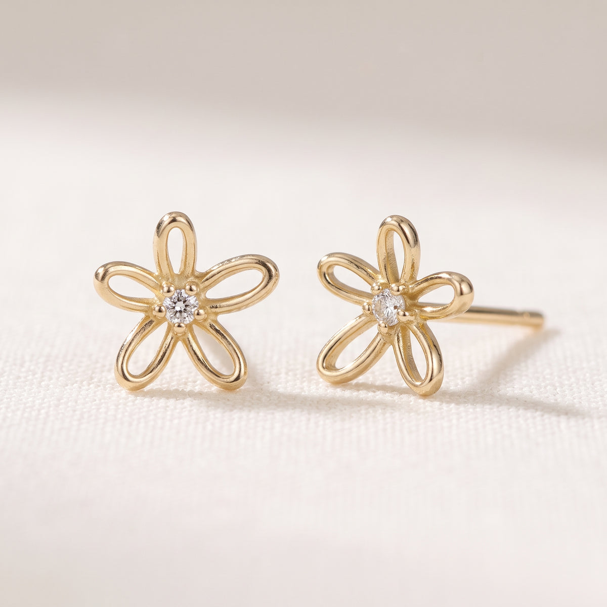14K Massivt Guld Floraison Halo Diamant Ørestikker