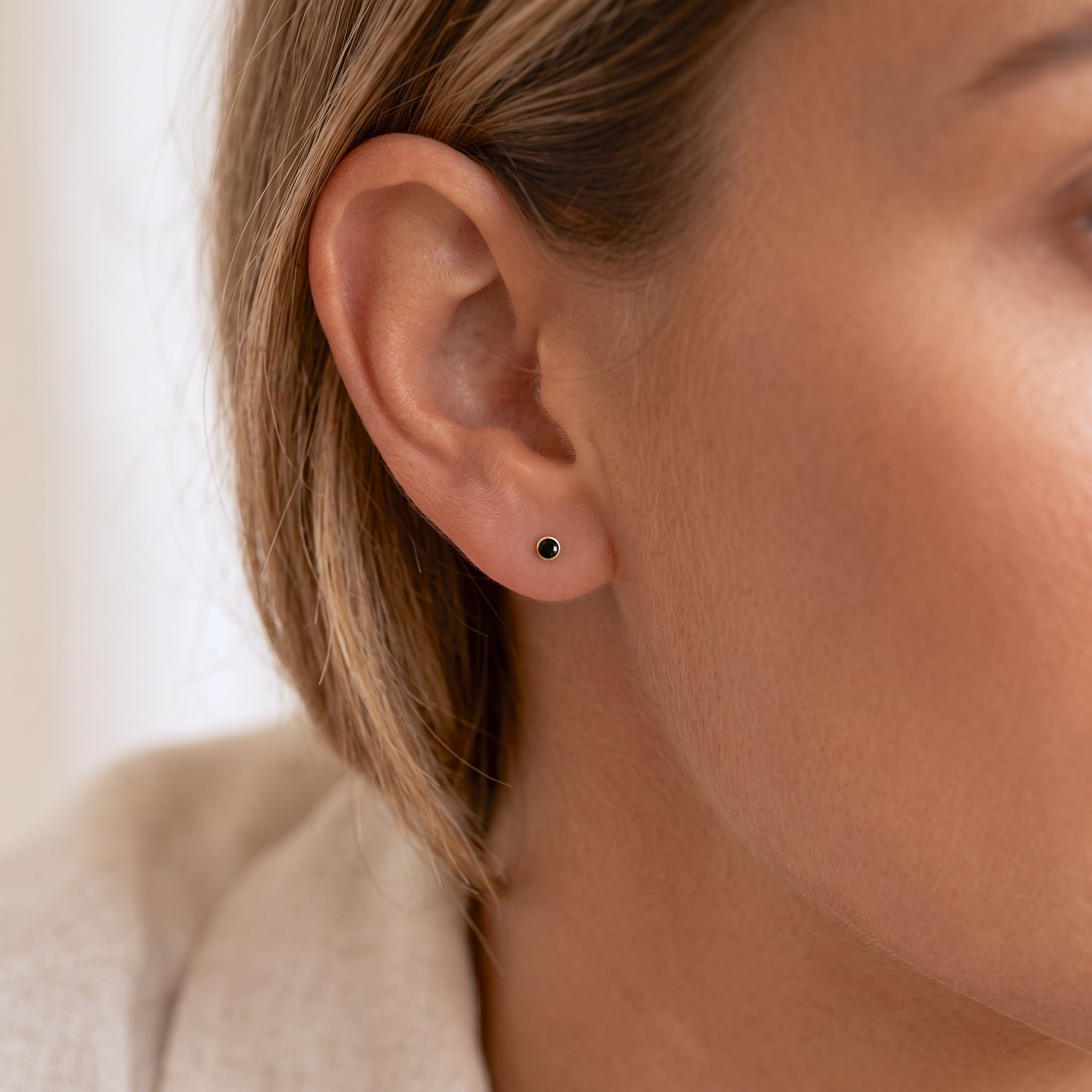 Mini svarta bezel-stud örhängen