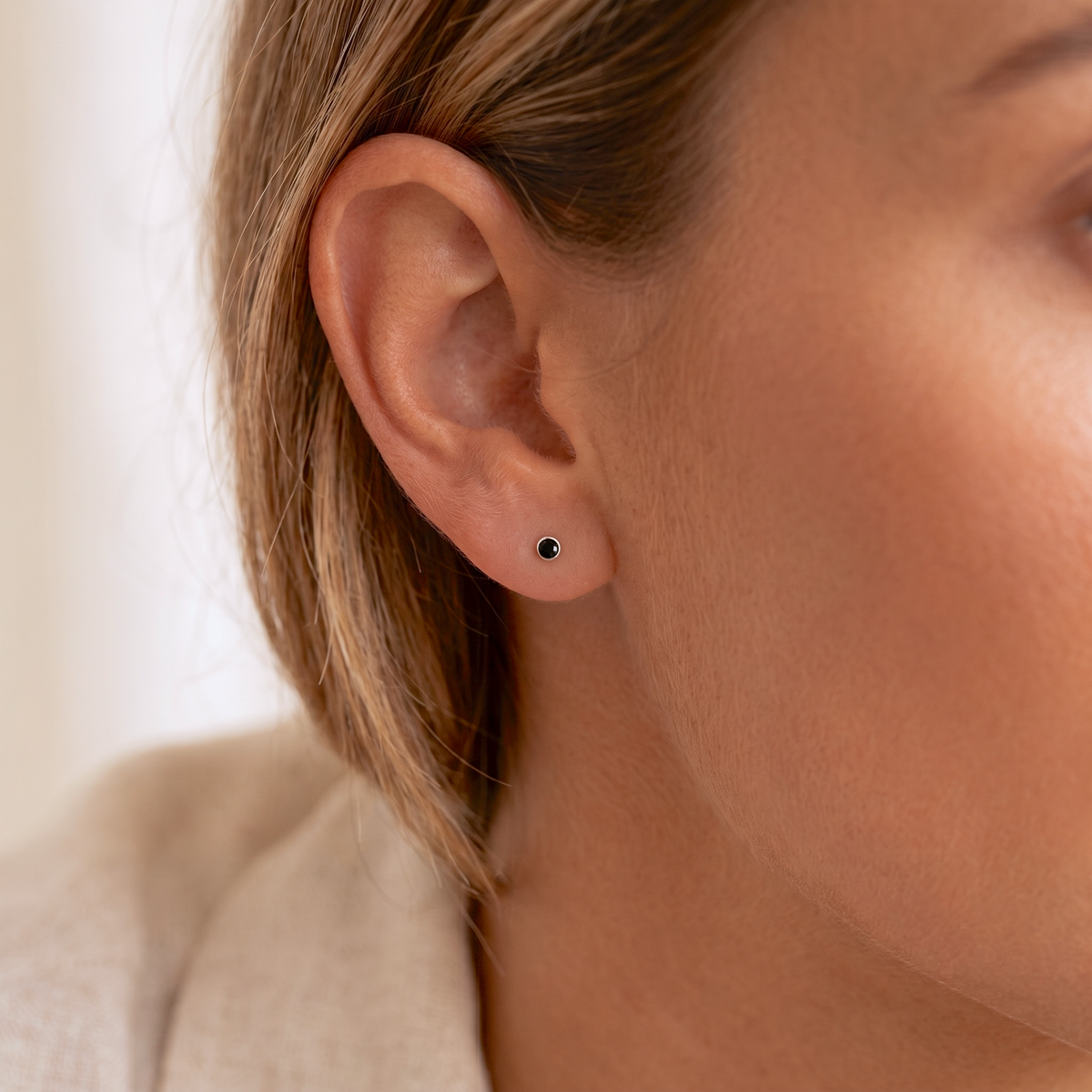 Mini svarta bezel-stud örhängen