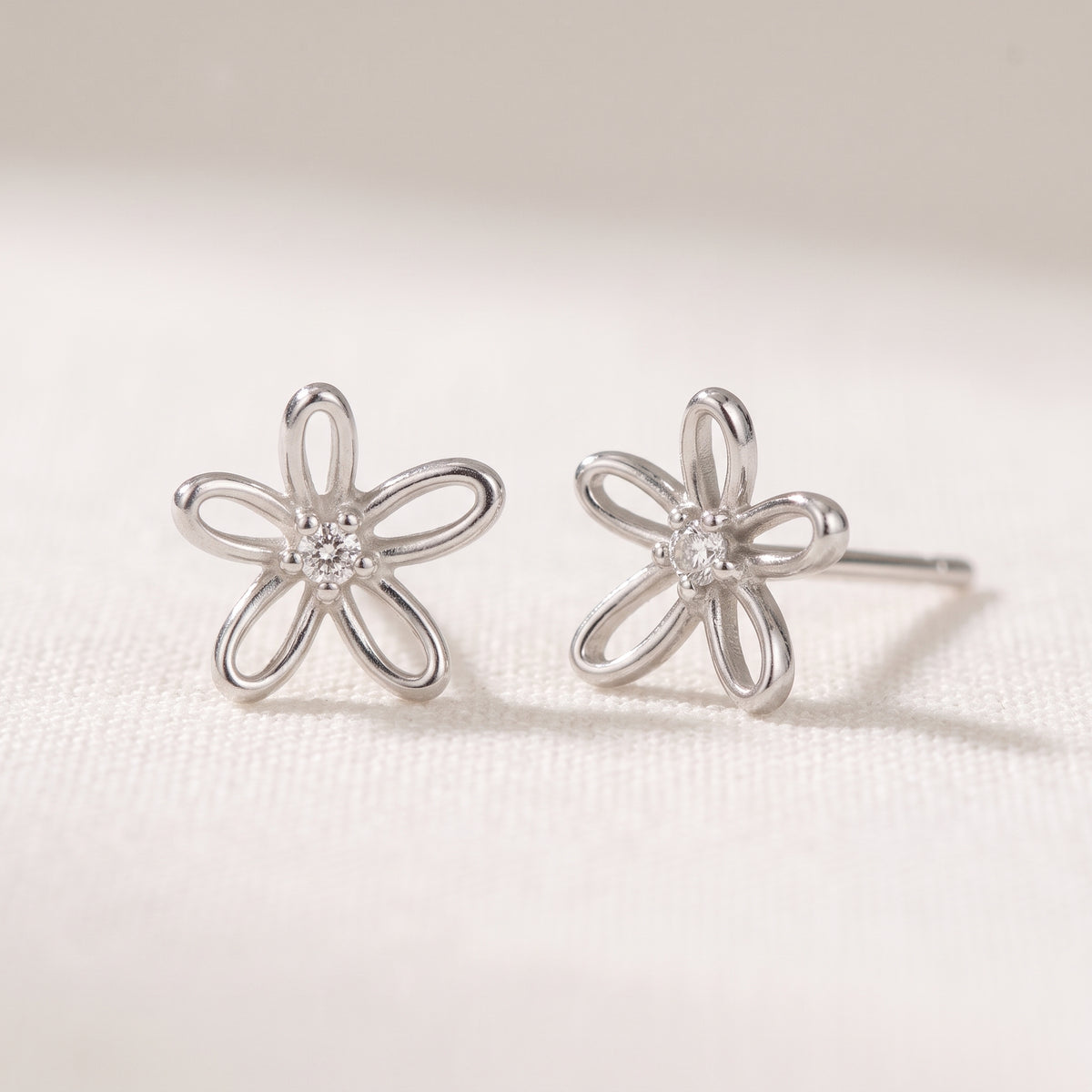 14K Massivt Guld Floraison Halo Diamant Ørestikker