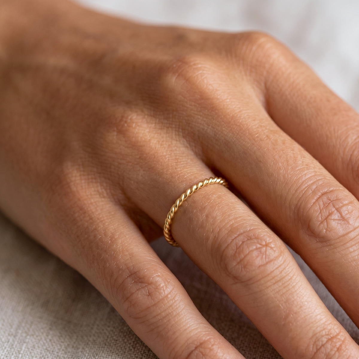 Cincin Twist Tipis Emas