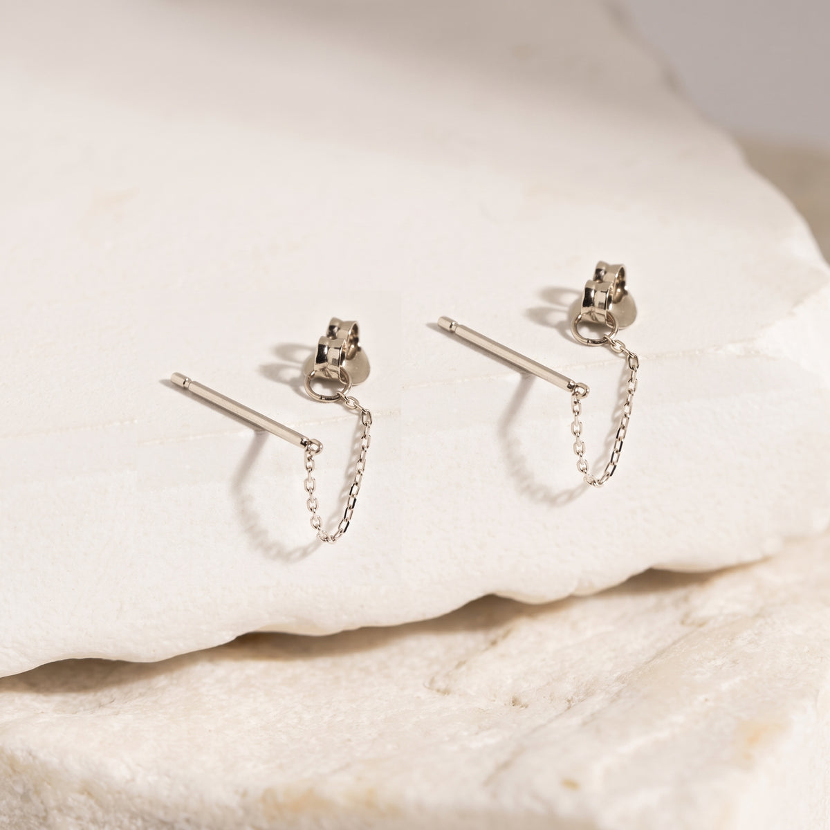 Pendientes de botón con cadena envolvente de oro blanco macizo de 14K