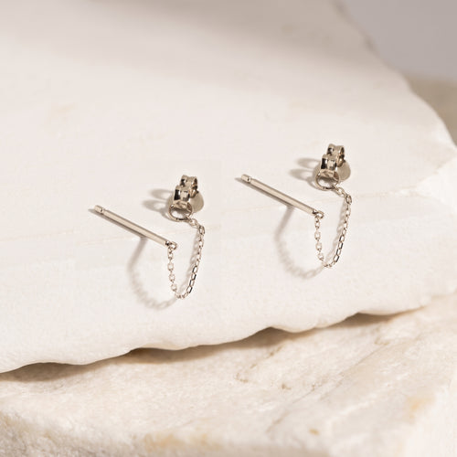 Pendientes de botón con cadena envolvente de oro blanco macizo de 14K