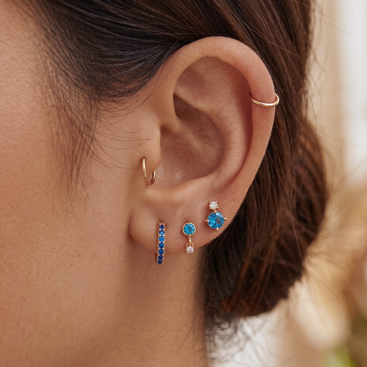 Sapphire Pave Huggie Hoop Ohrringe