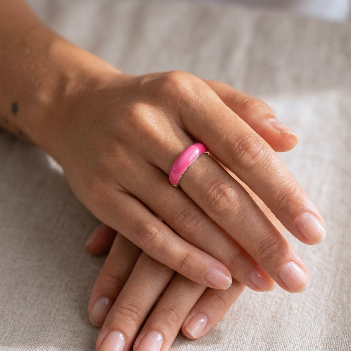 Anello a cupola smaltato rosa neon
