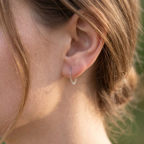 Pendientes de botón con cadena envolvente de oro blanco macizo de 14K