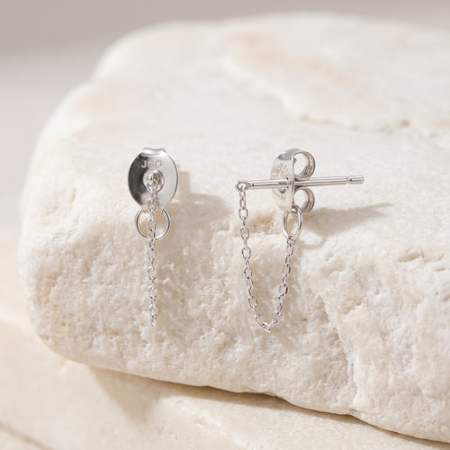 Pendientes de botón con cadena envolvente de oro blanco macizo de 14K