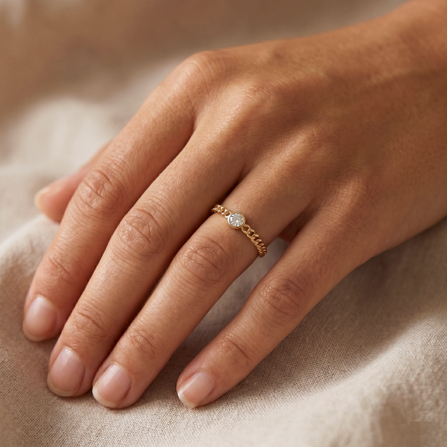 Cincin Bezel Jernih Rantai Pembatas