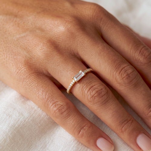Cincin Emas Solitaire Baguette