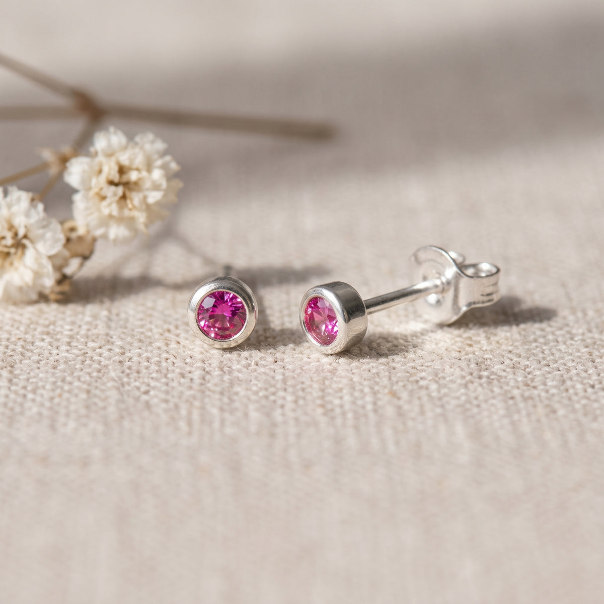 Mini Ruby Bezel Ørestikker