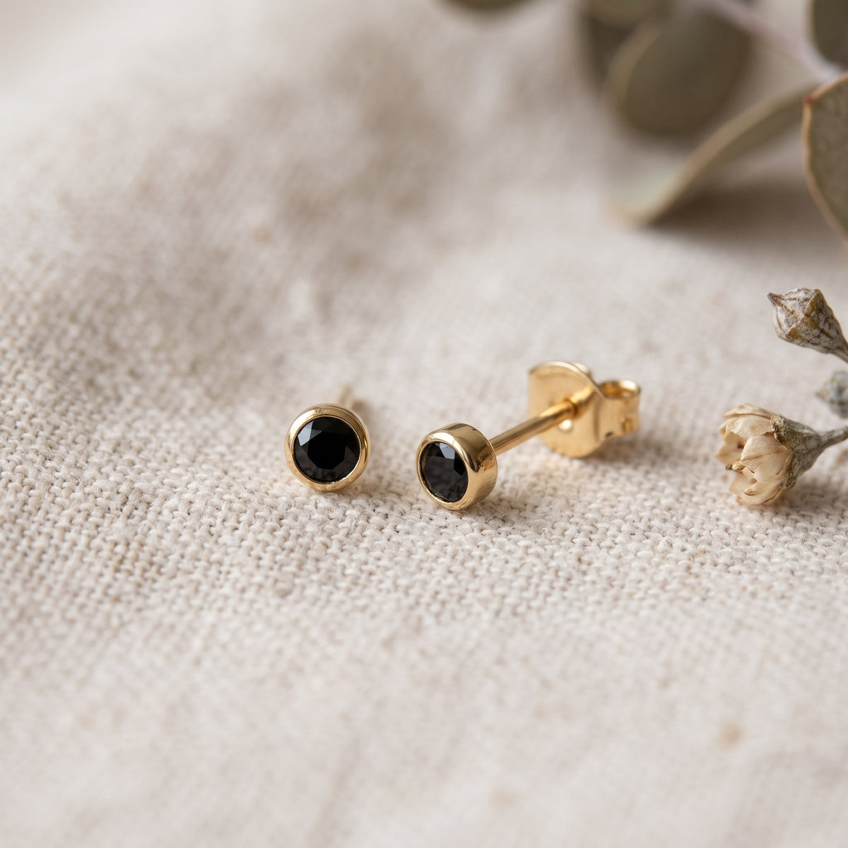 Mini svarta bezel-stud örhängen