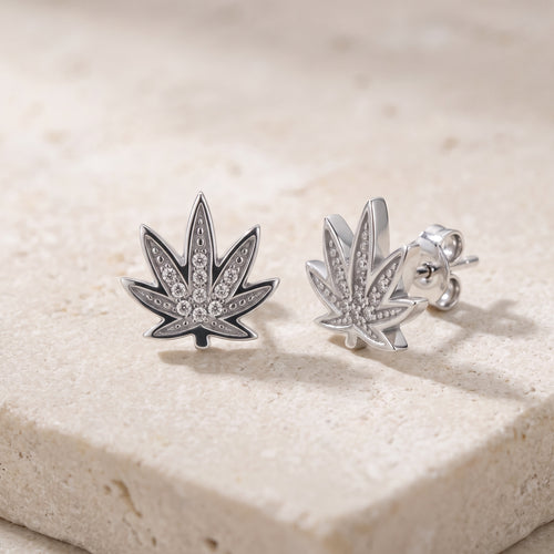 Pendientes brillantes de tachuelas de hoja