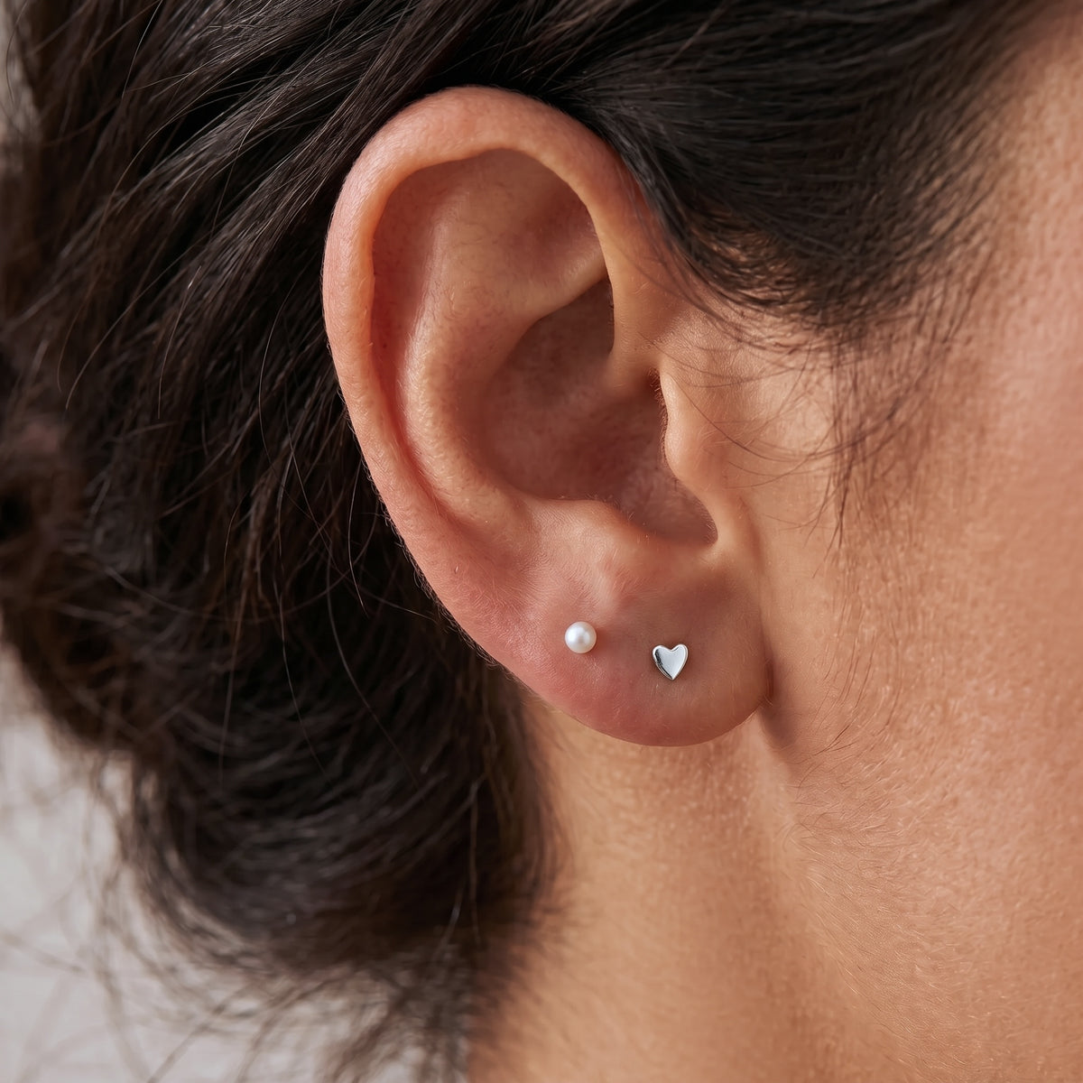 Orecchino Labret a vite a forma di cuore d'amore in oro massiccio 14K