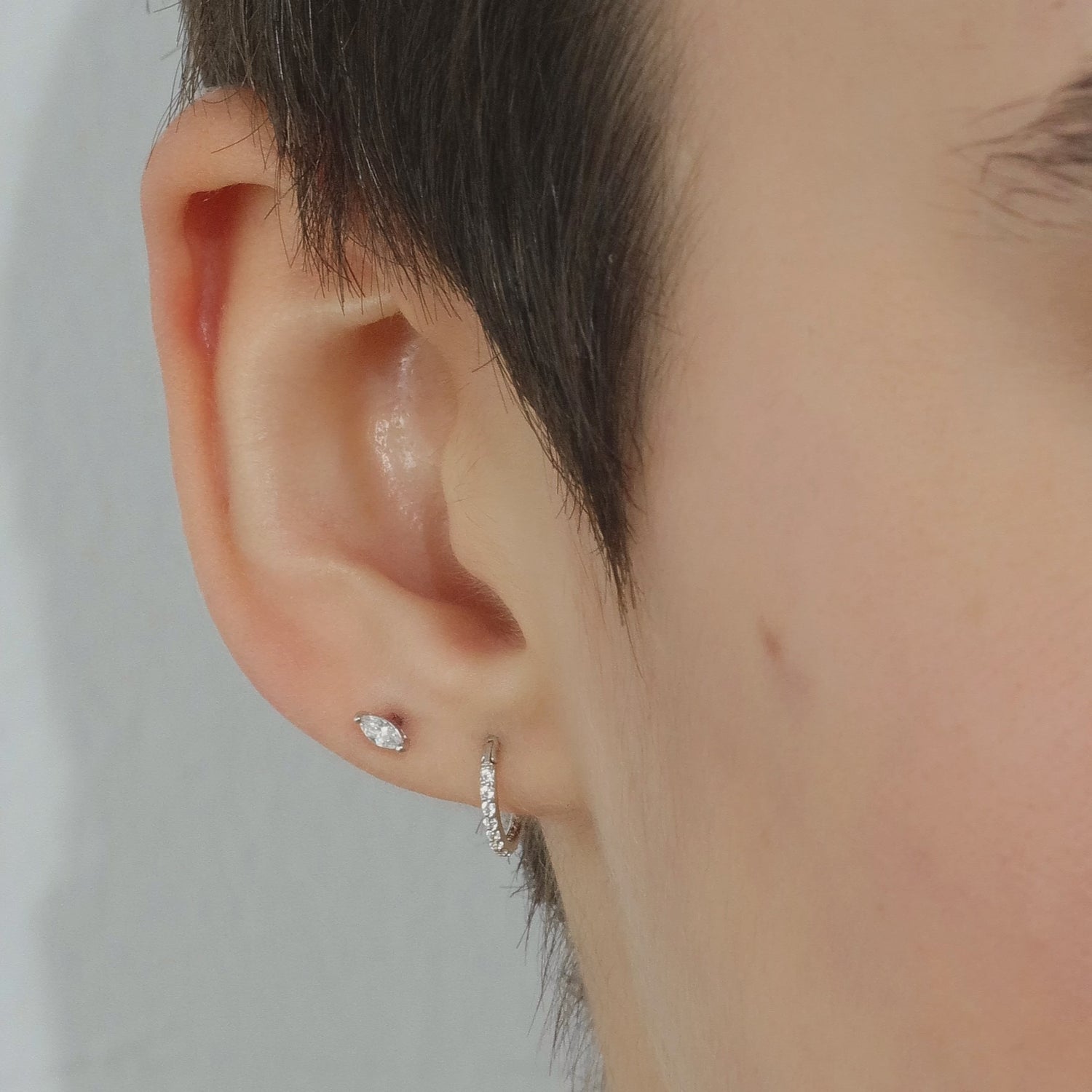Color:Yellow Gold
Color:White Gold
Option:Single
Option:Pair