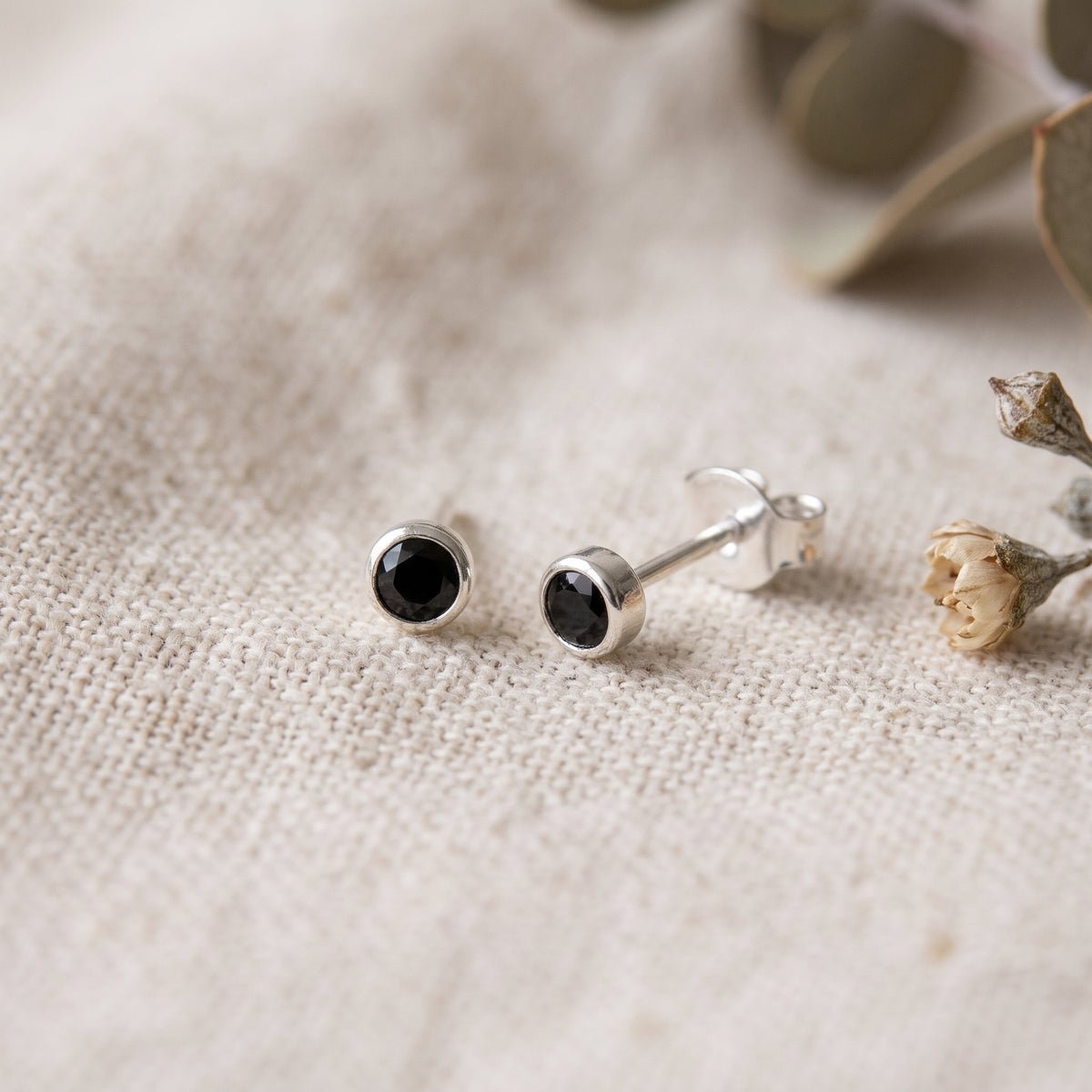 Mini svarta bezel-stud örhängen