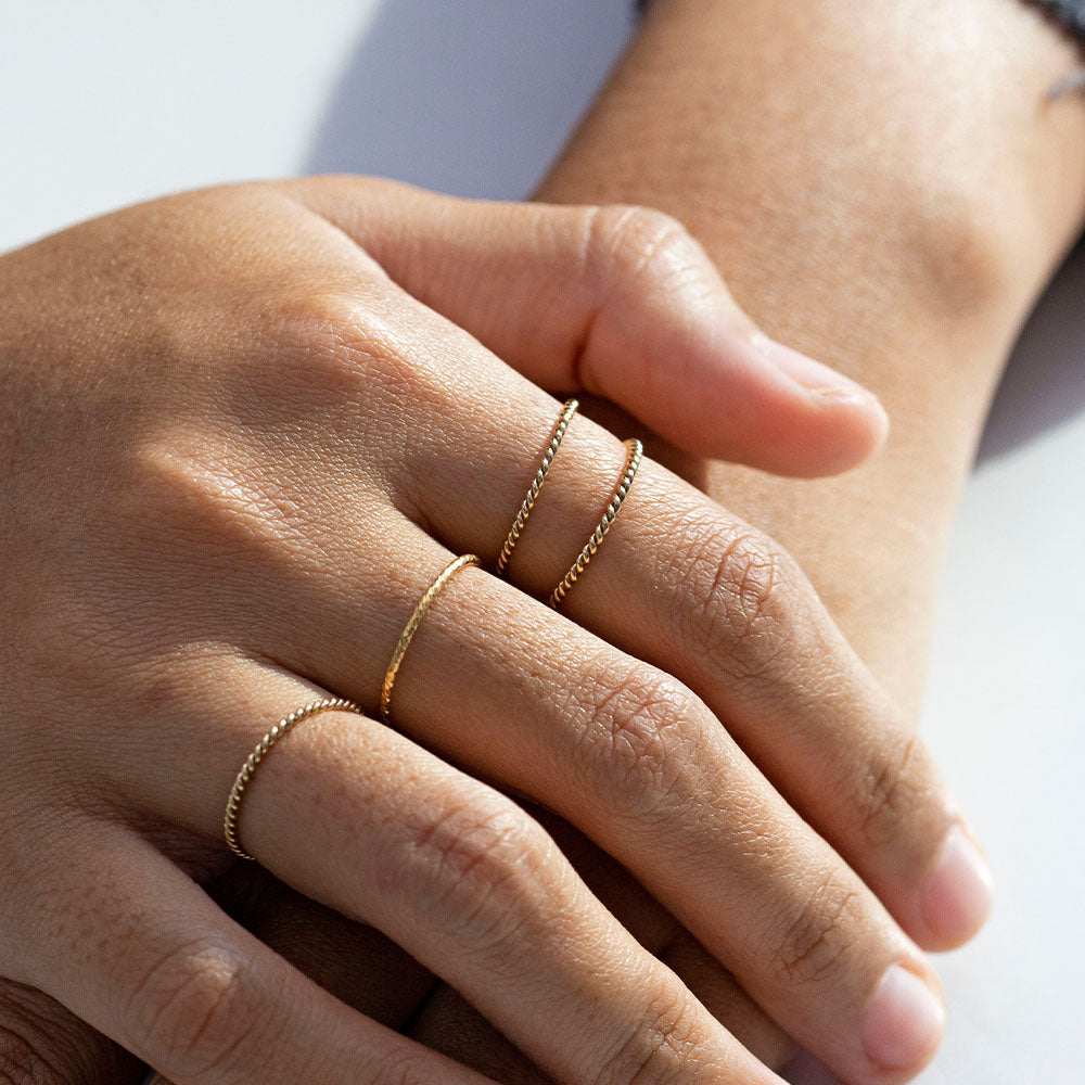 Cincin Twist Tipis Emas